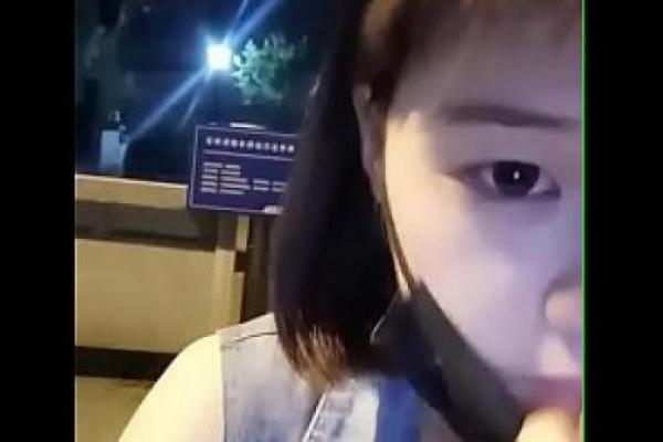 Gái xinh trung quốc vạch lồn ngay giữa đường